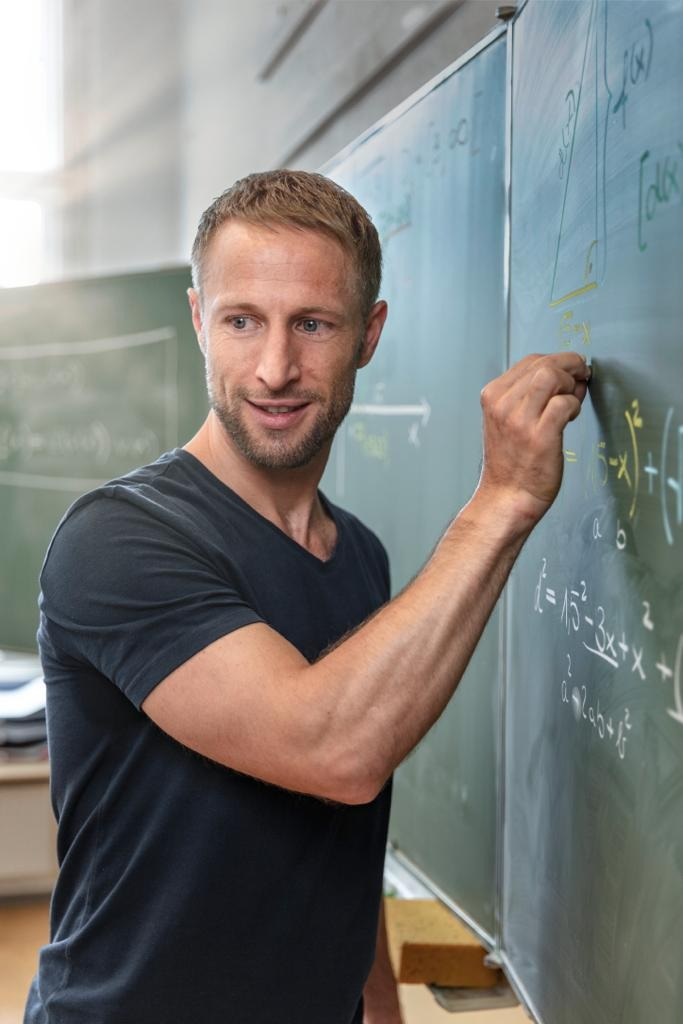 Niklas schreibt an einer Tafel