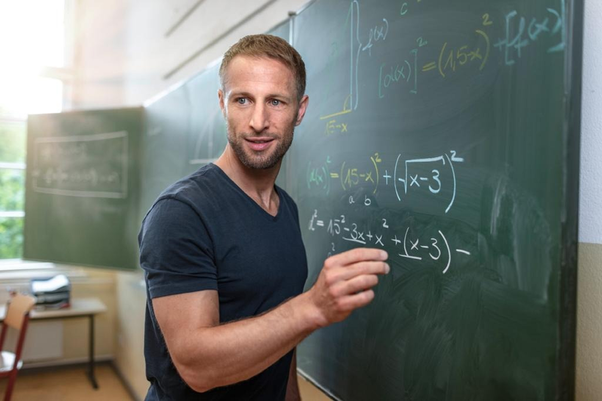 Niklas Kellner erklärt an einer Tafel